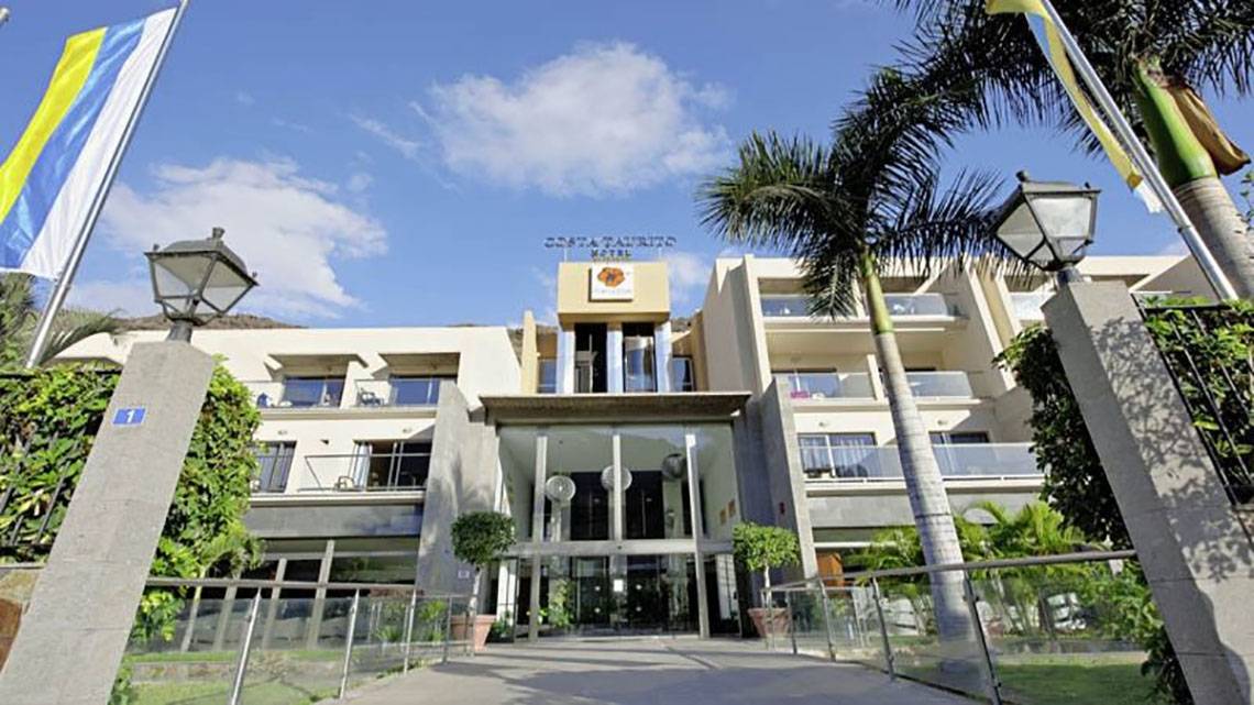 Vorderansicht des LIVVO Costa Taurito Hotels mit Eingang und Palmen