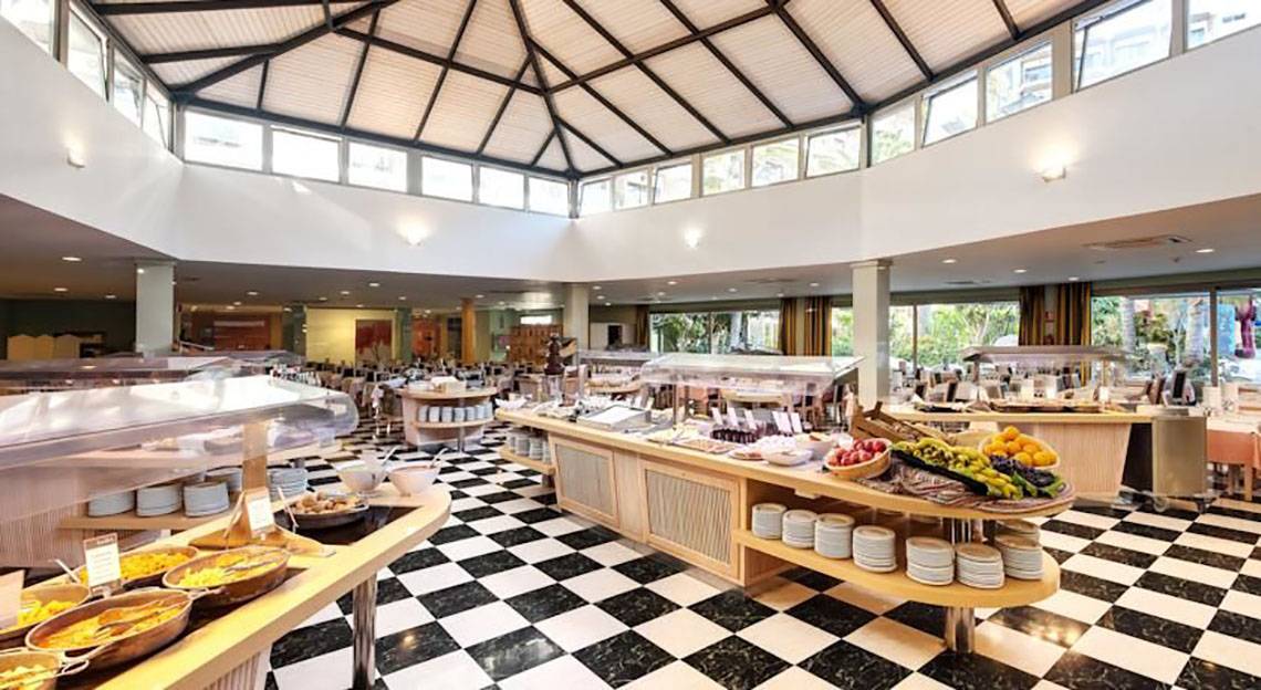 Buffetbereich im Barcelo Margaritas Hotel mit verschiedenen Speisen und Tischdecken.