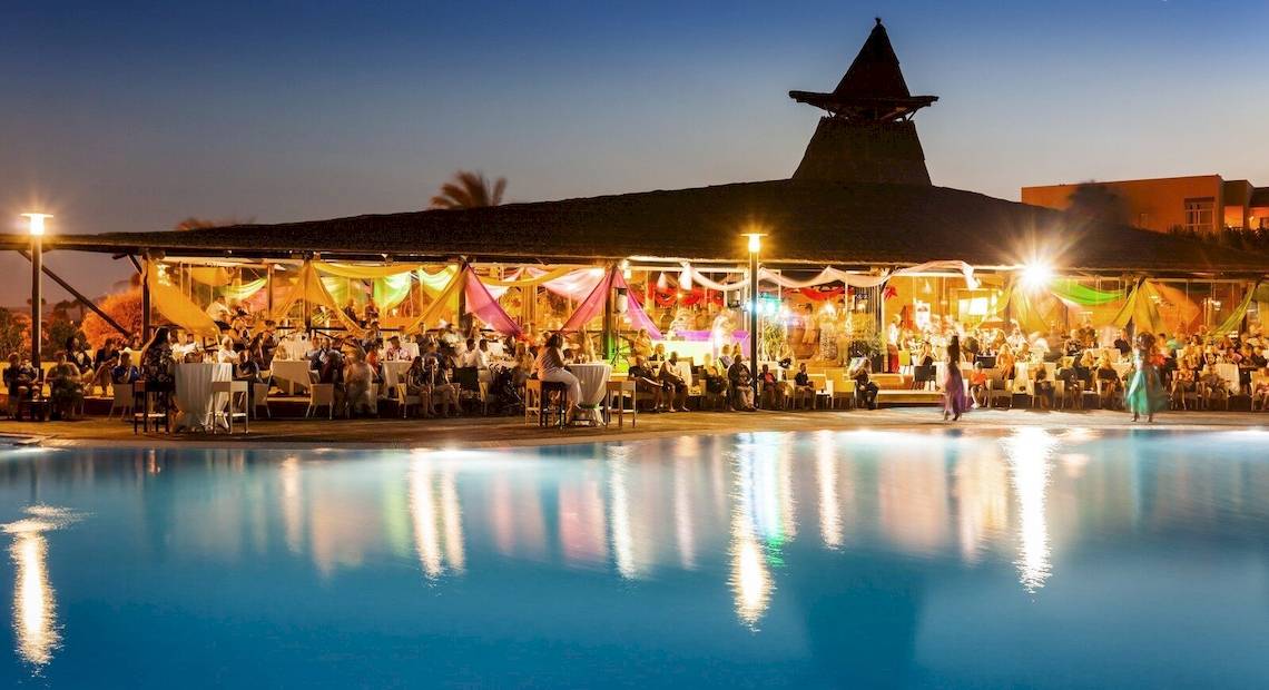 Abendveranstaltung am Pool des Barcelo Fuerteventura Mar Hotels mit vielen Gästen und bunten Dekorationen.