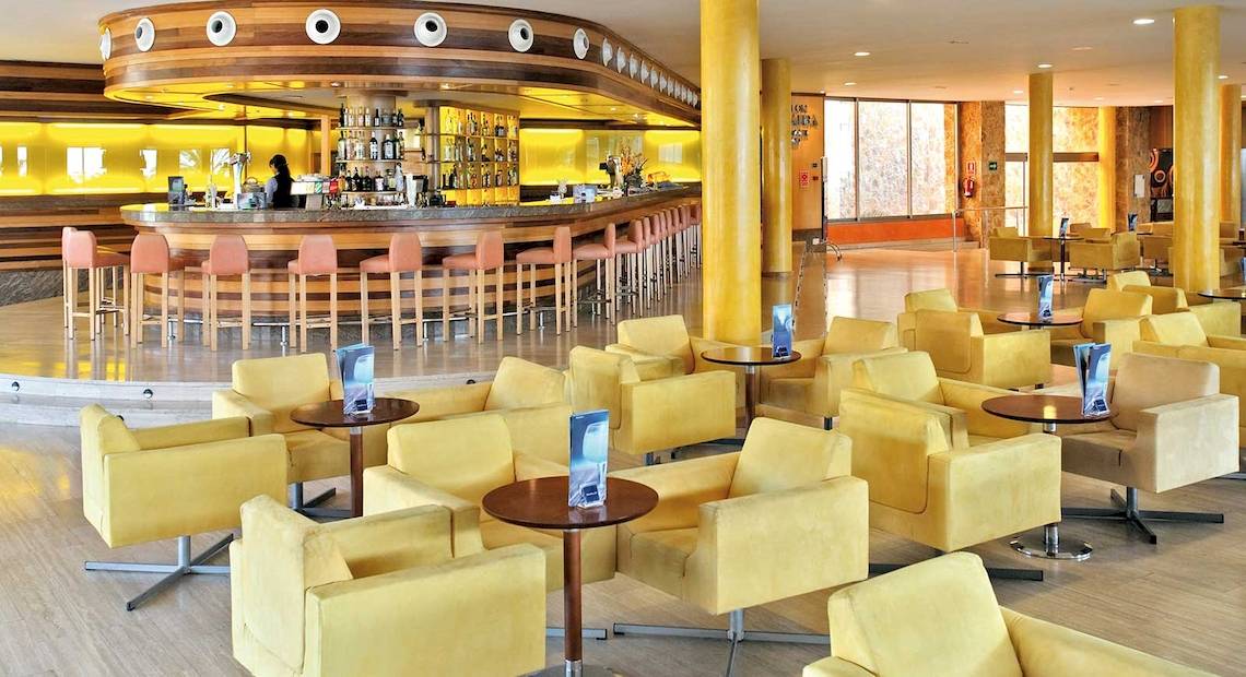 Loungebereich des Barcelo Fuerteventura Mar Hotels mit gelben Stühlen und Tischen.
