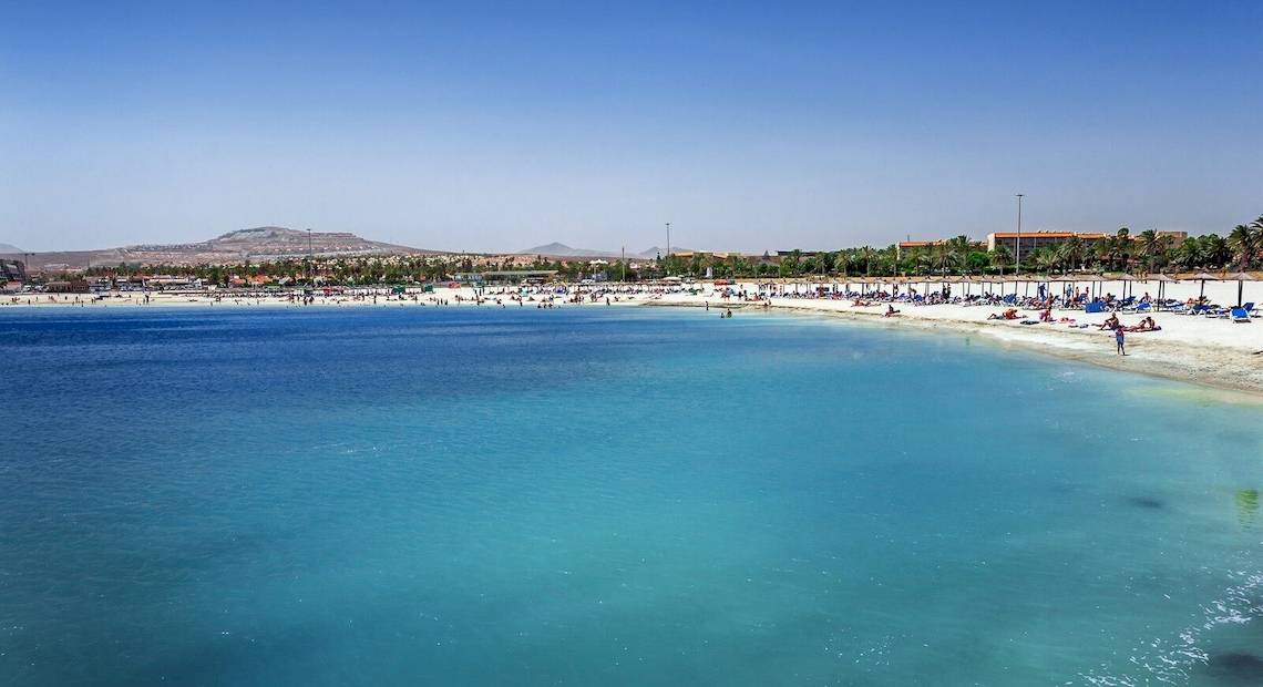 Strand des Barcelo Fuerteventura Mar Hotels mit vielen Sonnenliegen und Besuchern