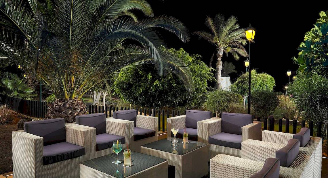 Abendloungebereich im Hotel Barcelo Fuerteventura Mar mit weichen Stühlen und Pflanzen.