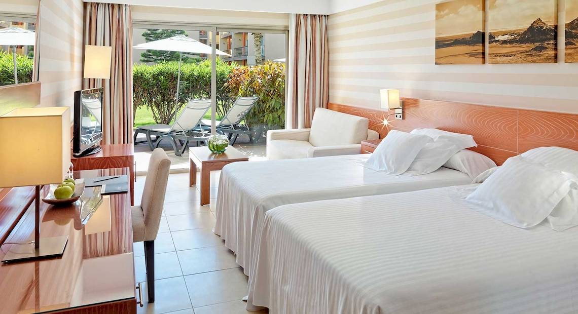 Doppelzimmer im Barcelo Fuerteventura Mar Hotel mit zwei Betten, Fernseher, Schreibtisch und Balkon