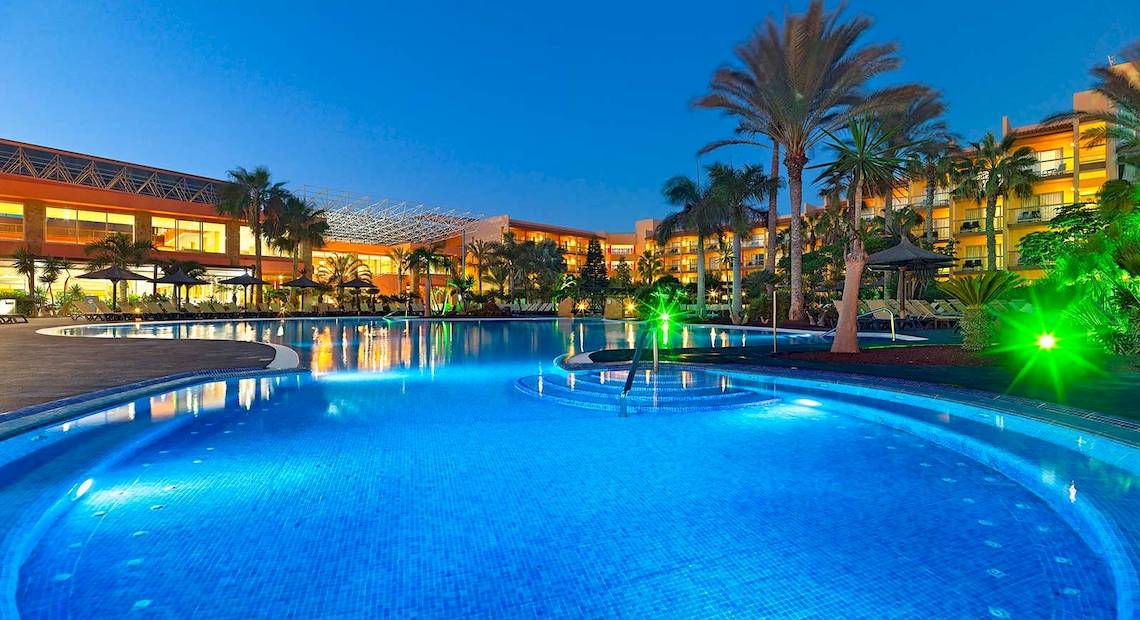 Außenbereich des Barcelo Fuerteventura Mar Hotels mit großem Pool und Palmen