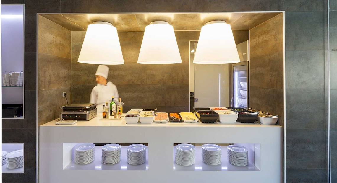 Buffet im Barcelo Fuerteventura Mar Hotel mit vielen Speisen und einem Koch im Hintergrund.