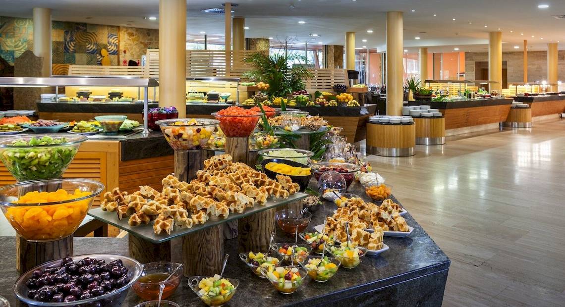 Buffet im Hotel Barcelo Fuerteventura Mar mit verschiedenen Früchten und Waffeln.
