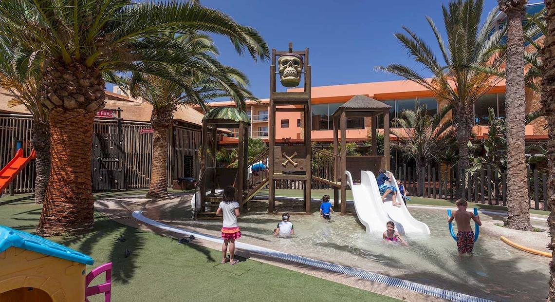 Kinder spielen auf einem Wasserspielplatz im Barcelo Fuerteventura Mar Hotel.