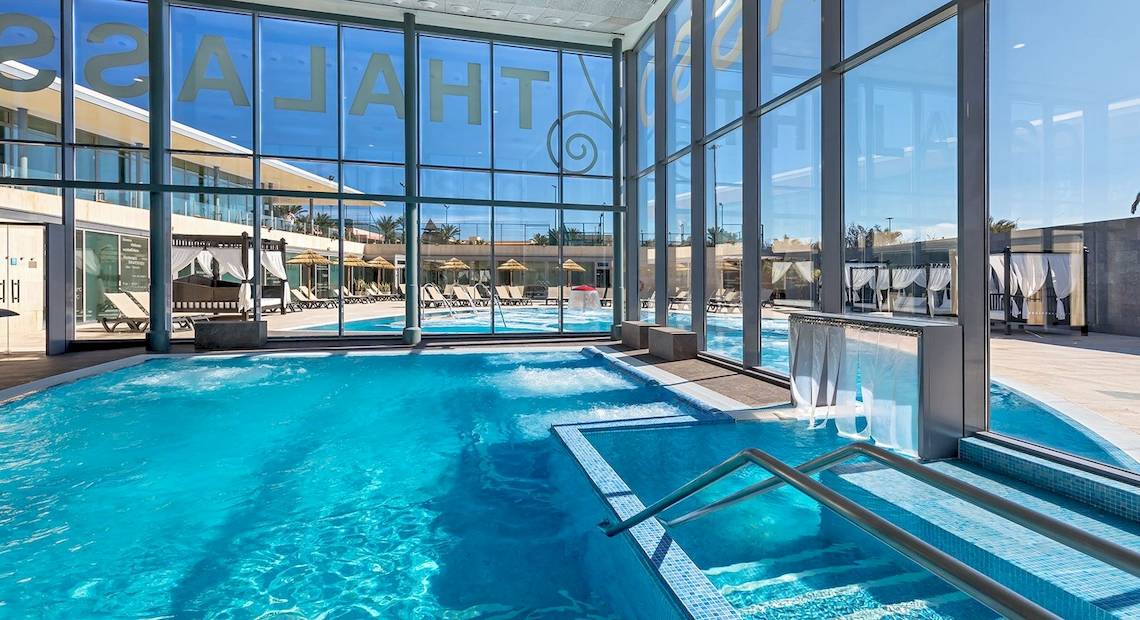 Außenpool des Barcelo Fuerteventura Mar Hotels mit Sonnenliegen und Glaswänden