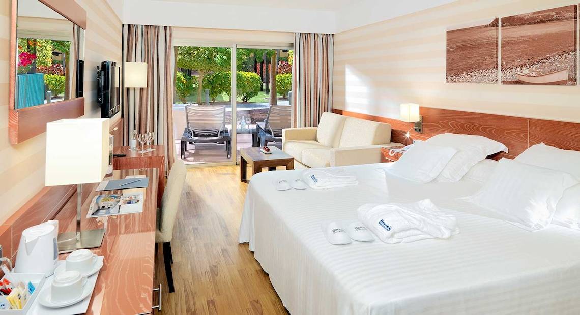 Hotelzimmer im Barcelo Fuerteventura Mar mit Bett, Stühle, Tisch und Terrassentür