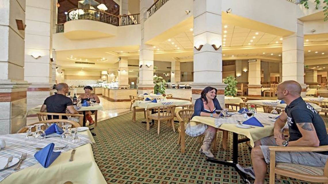 Gäste sitzen an Tischen im Restaurant des Akassia Swiss Resort.