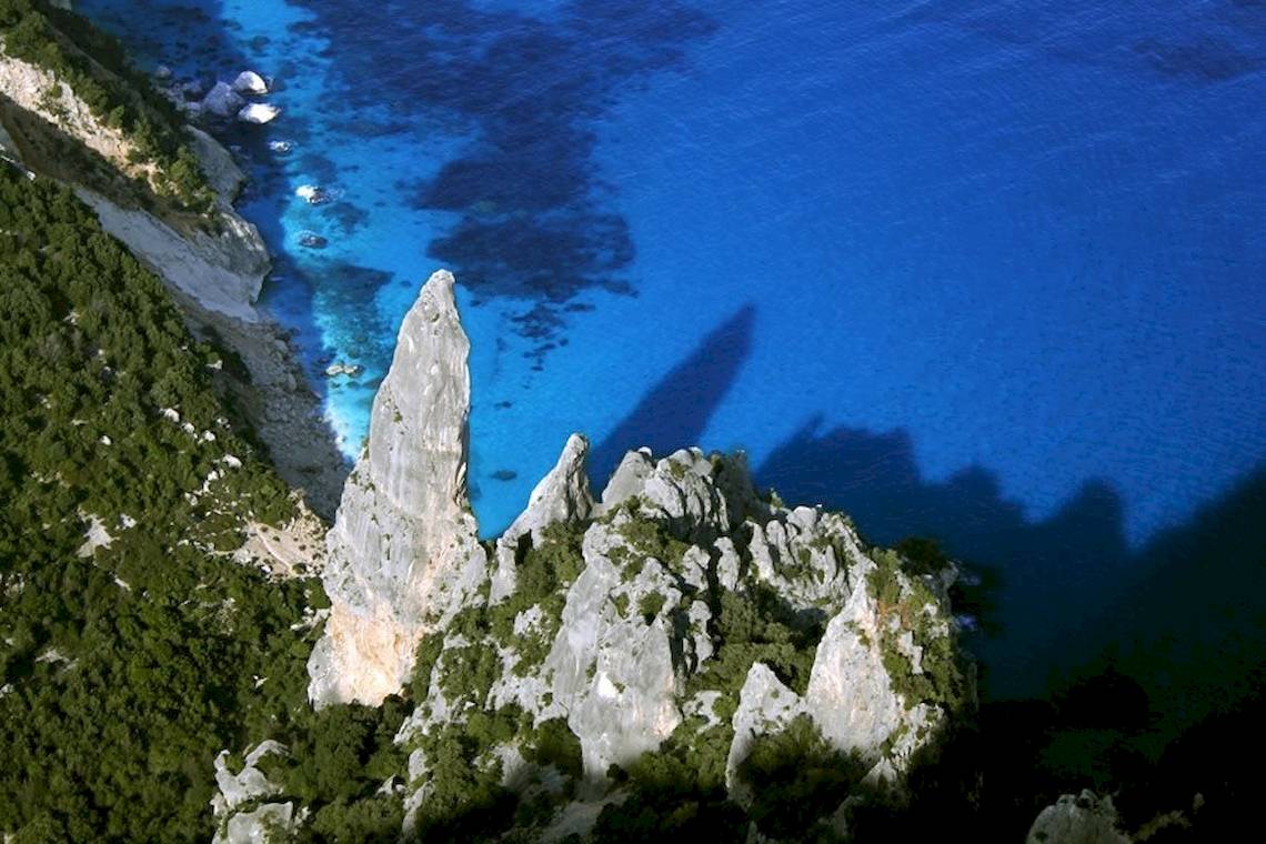 Luftaufnahme von steilen Felsen und blauem Meer am Club Hotel Marina Beach