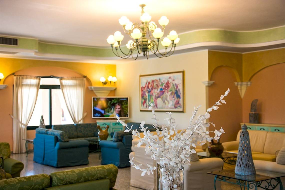 Lobby im Club Hotel Marina Beach mit Sofas, Fernseher und Dekor