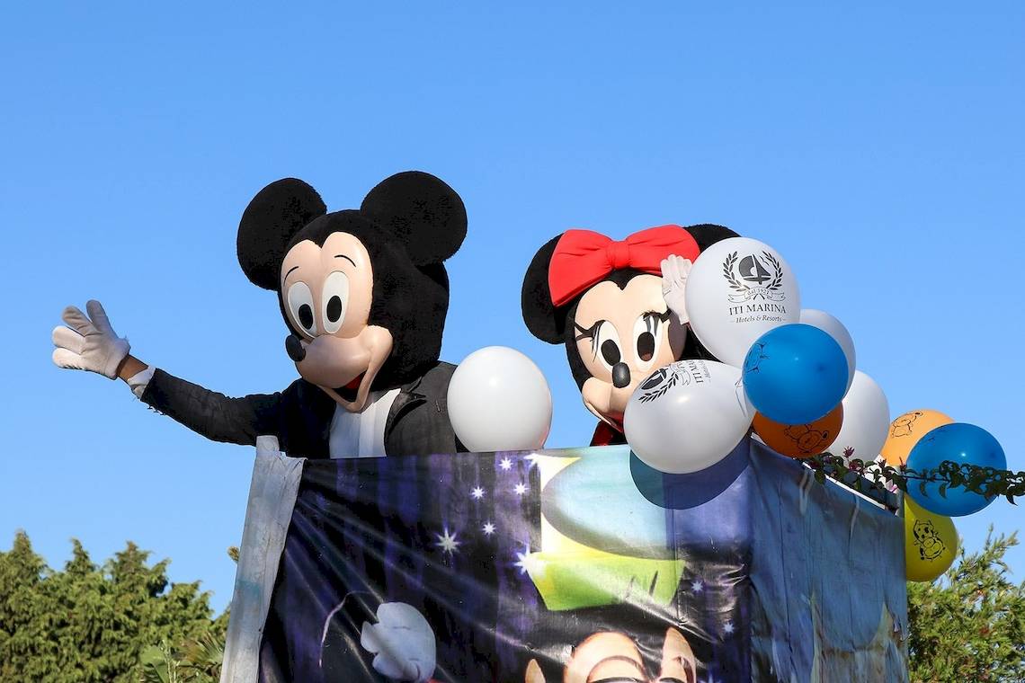 Mickey und Minnie Mouse Figuren auf einem Club Hotel Marina Beach Paradewagen