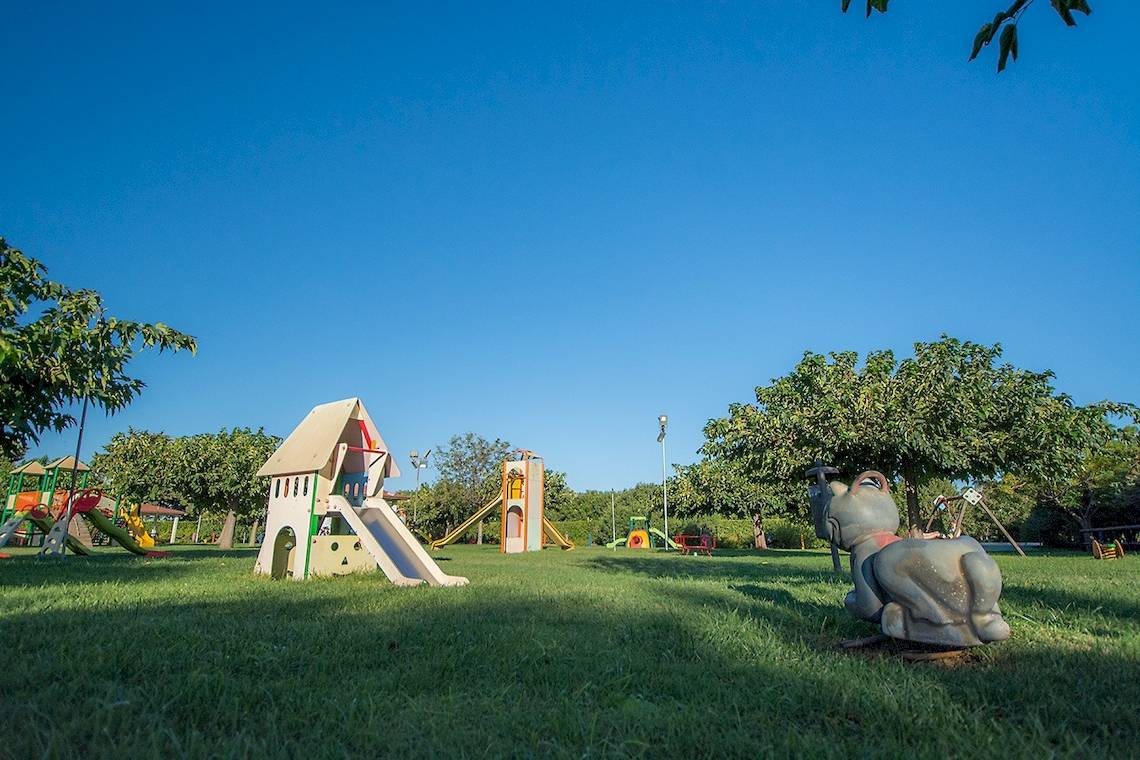 Kinderspielplatz im Freien mit Rutschen und Spielgeräten im Club Hotel Marina Beach.