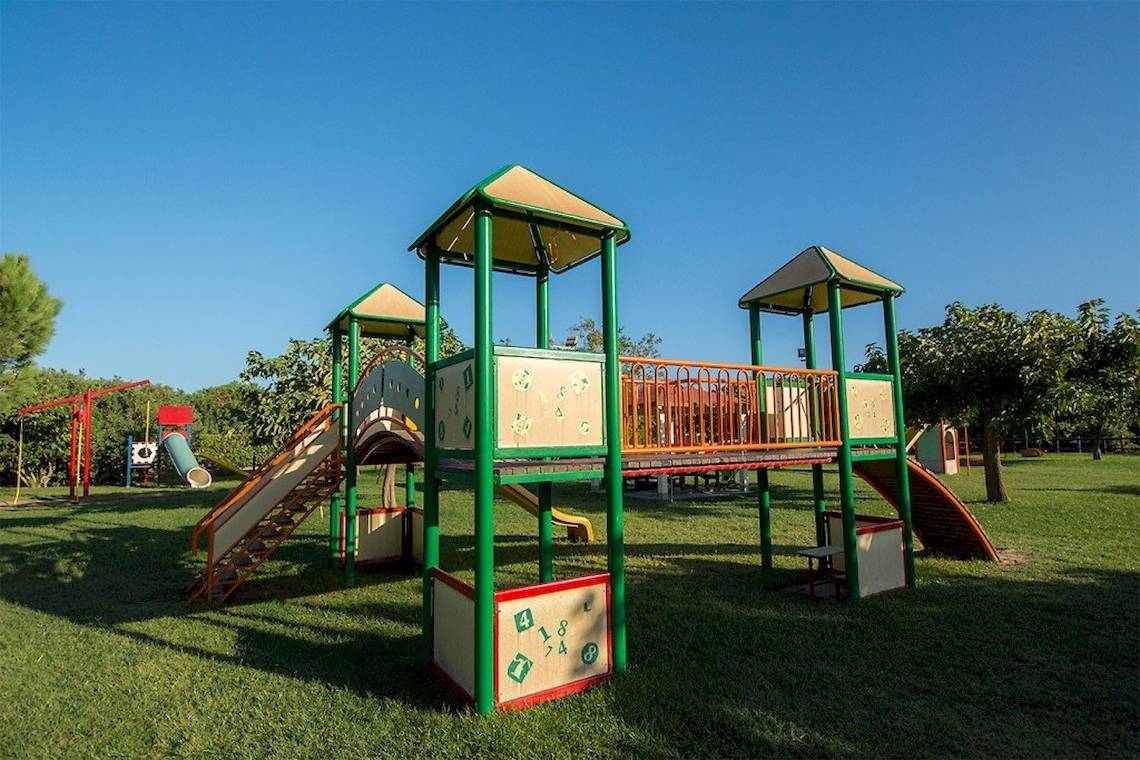 Spielplatz im Freien mit Rutschen und Klettergerüsten im Club Hotel Marina Beach