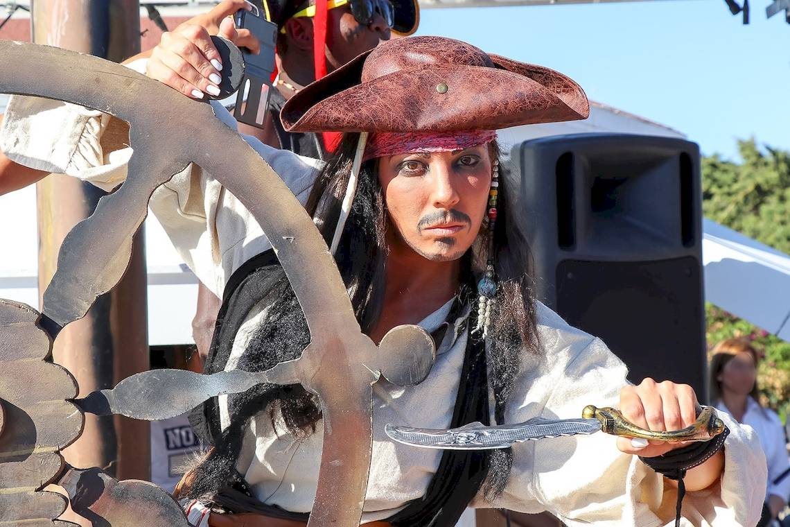 Ein Pirat im Club Hotel Marina Beach hält ein Schwert und ein Ruder.