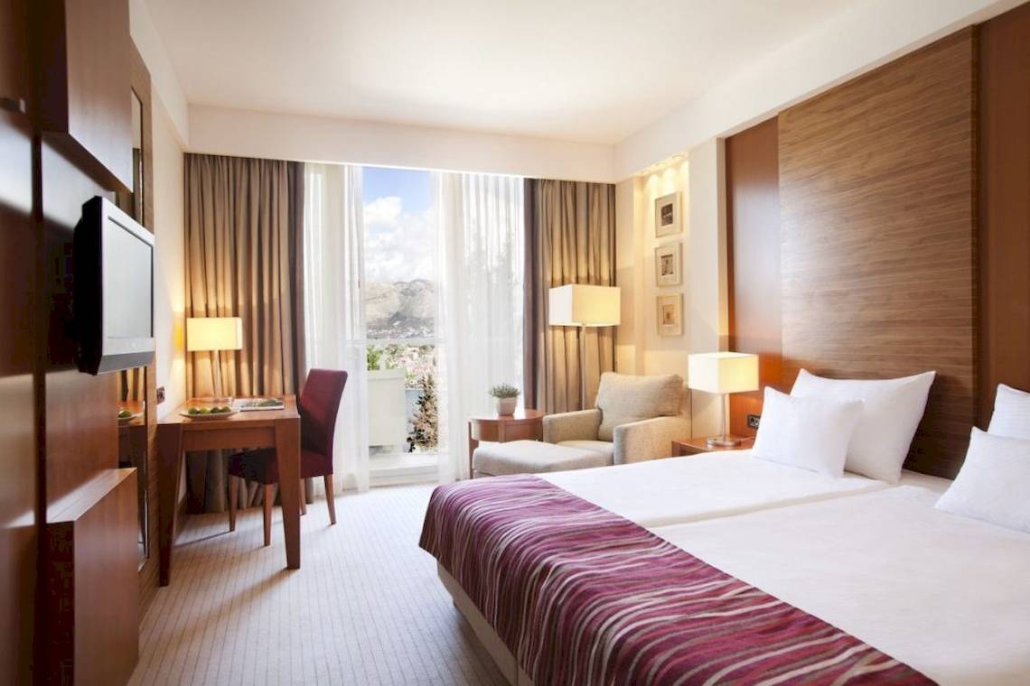 Doppelzimmer im Croatia Hotel mit Blick auf die Berge und das Meer.