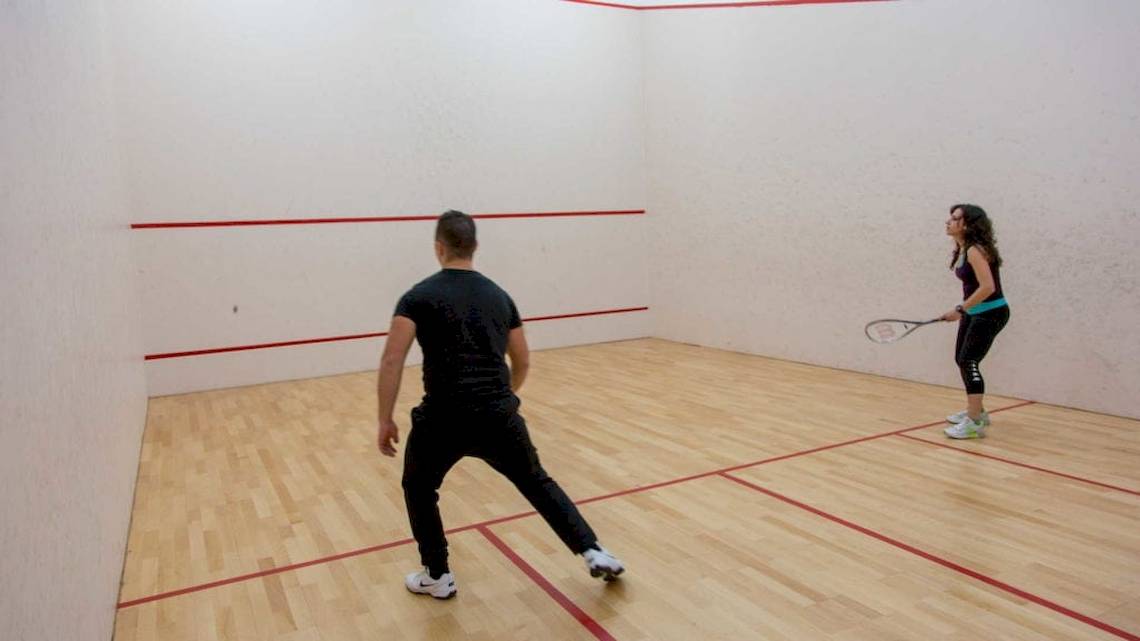 Zwei Personen spielen Squash im Seashells Resort at Suncrest.
