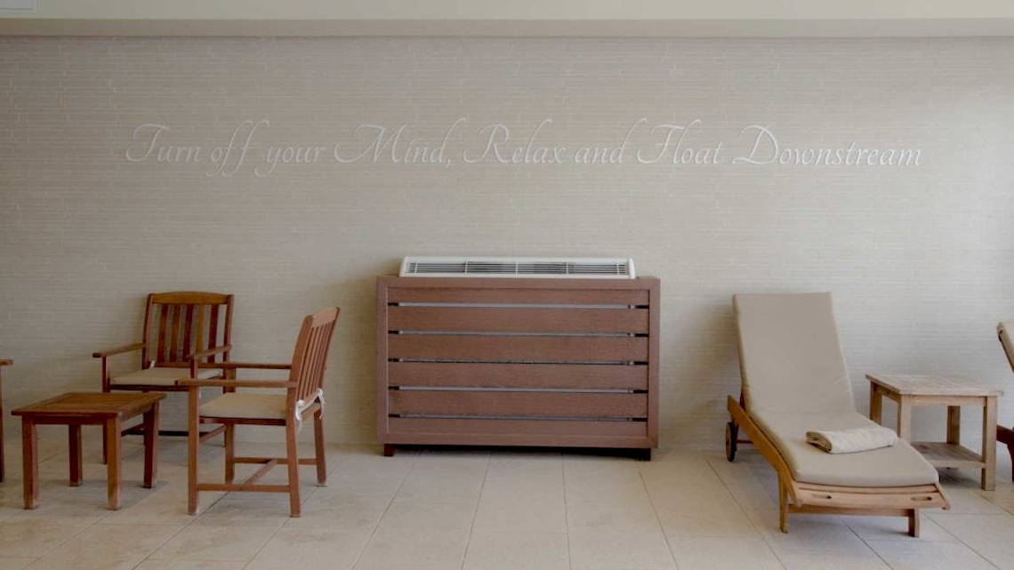 Innenbereich des Seashells Resort at Suncrest mit Möbeln und Wandspruch.