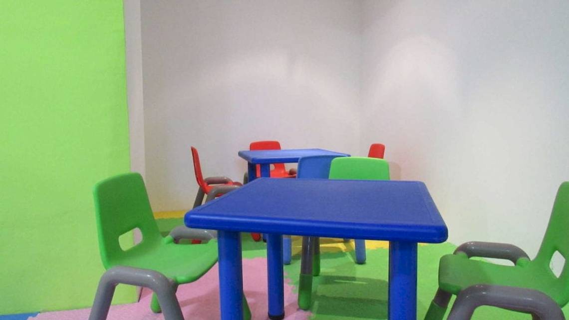 Farbige Tische und Stühle in einem Kinderzimmer im Seashells Resort at Suncrest.