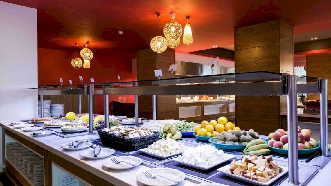 Buffethalle im Seashells Resort at Suncrest mit einer Vielzahl von Speisen und Früchten.