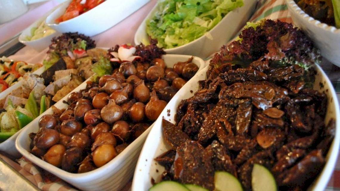 Buffet mit verschiedenen Gerichten im Seashells Resort at Suncrest, einschließlich Salaten, Bohnen und Fleisch.