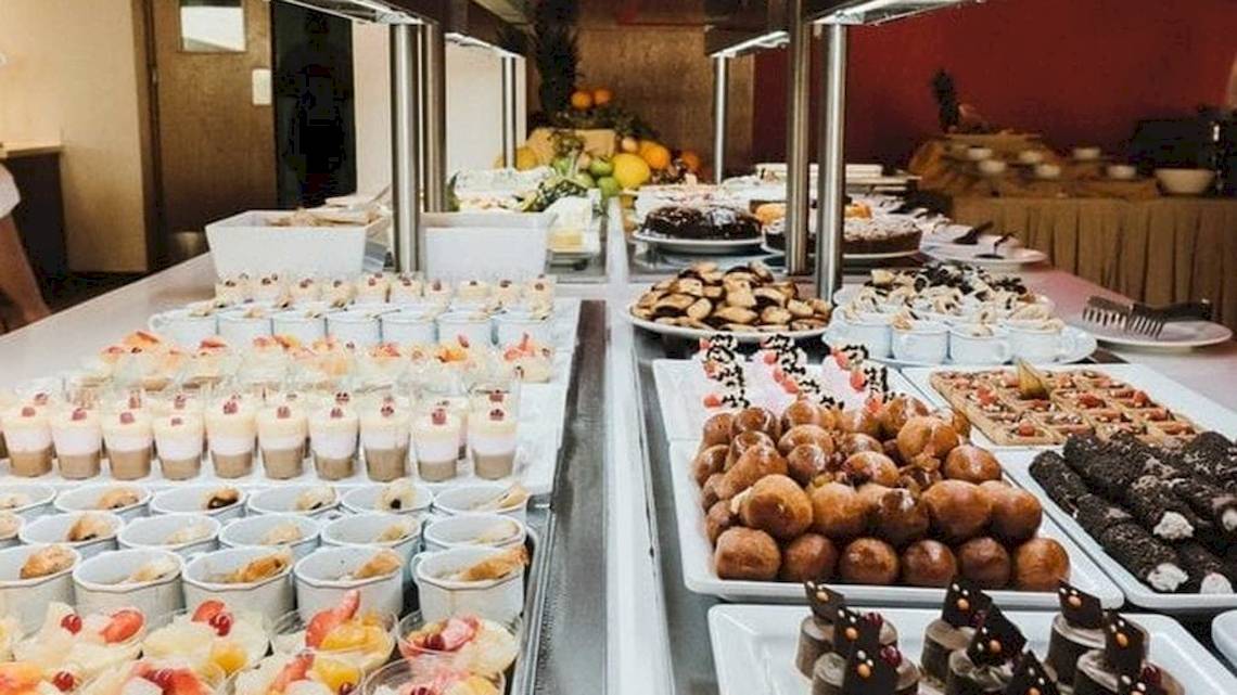 Buffet im Seashells Resort at Suncrest mit verschiedenen Desserts und Kuchen.