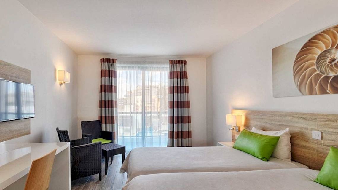 Zweibettzimmer im Seashells Resort at Suncrest mit Blick auf die Stadt.