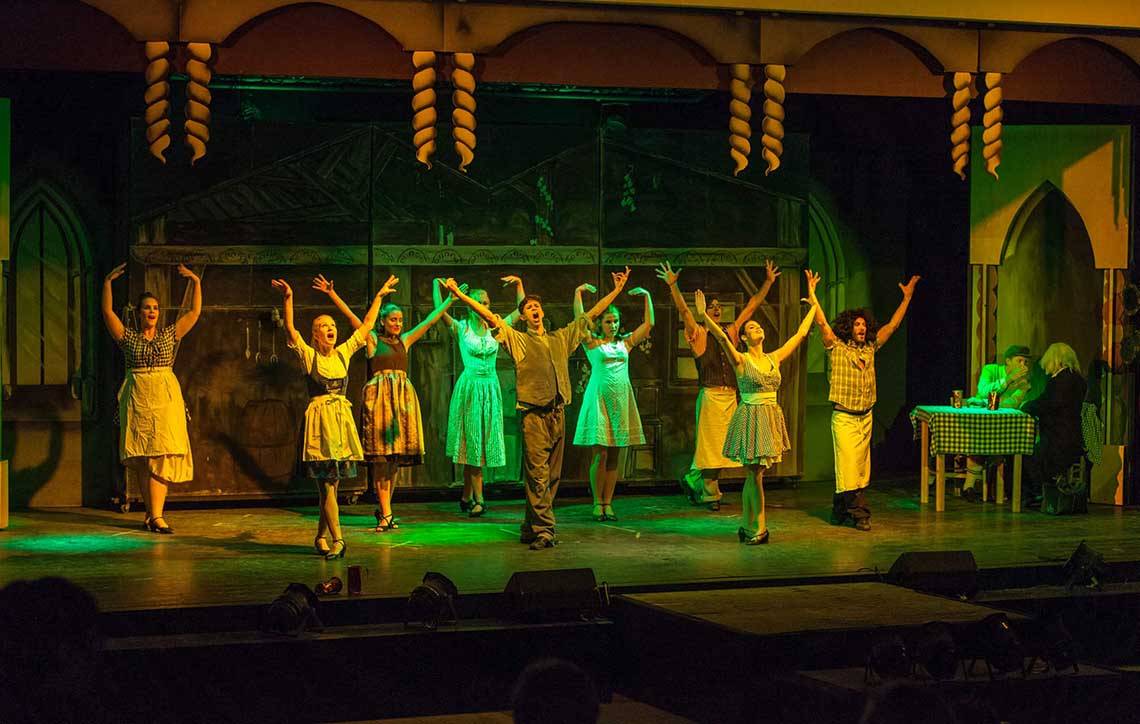 Theateraufführung im Neptune Luxury Resort mit Darstellern und Publikum.