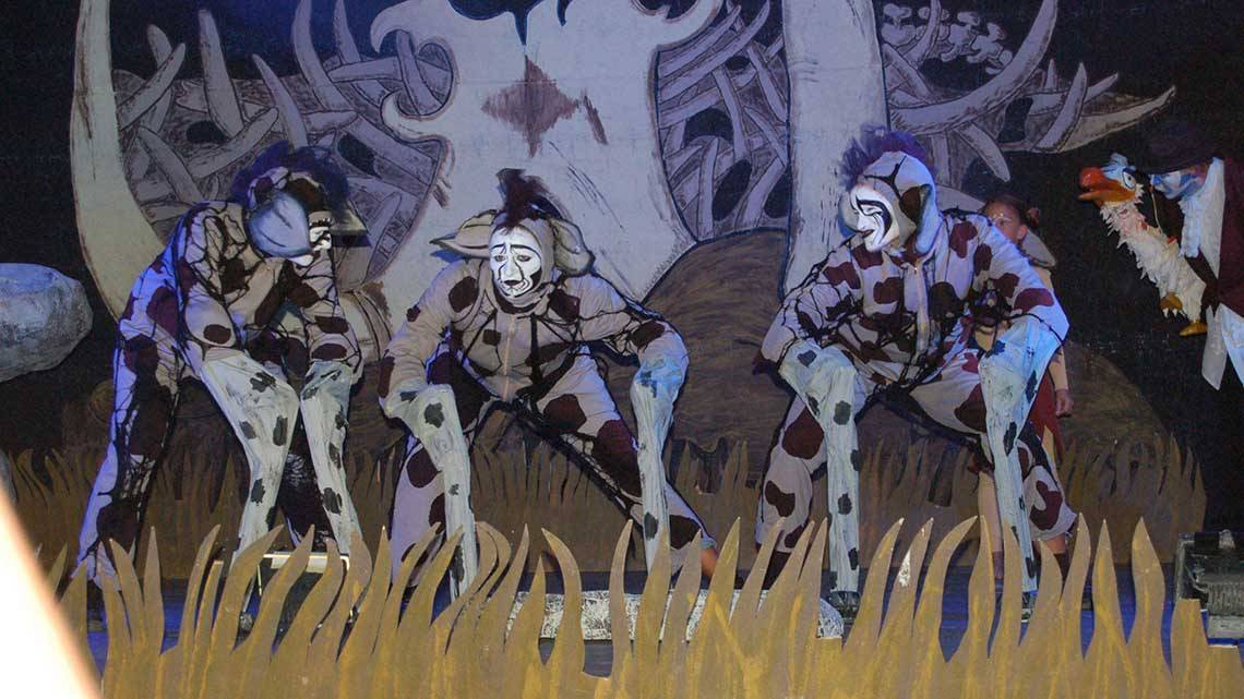 Vier Clowns in Kostümen stehen auf der Bühne des Neptune Luxury Resort.