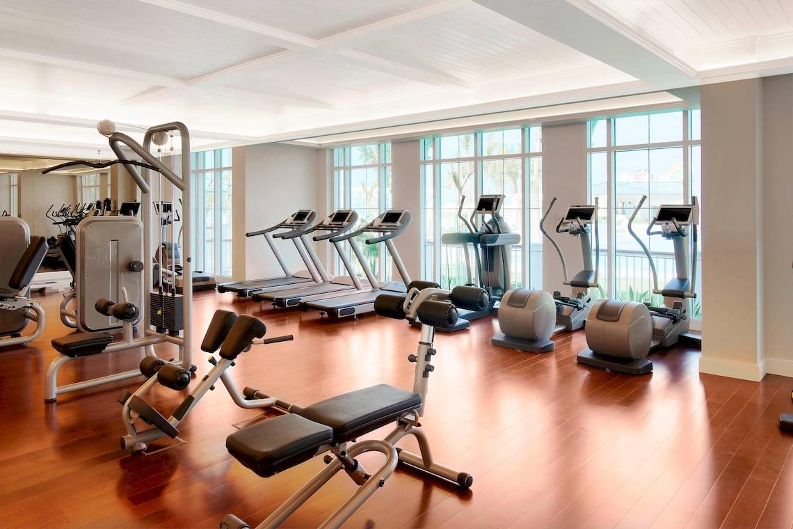 Fitnesscenter im St. Regis Abu Dhabi Hotel mit modernen Geräten und Ausblick.