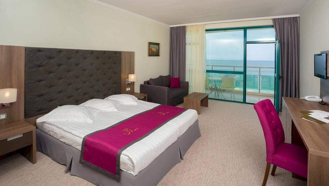 Innenansicht eines Hotelzimmers im Marina Grand Beach Hotel mit Meerblick.