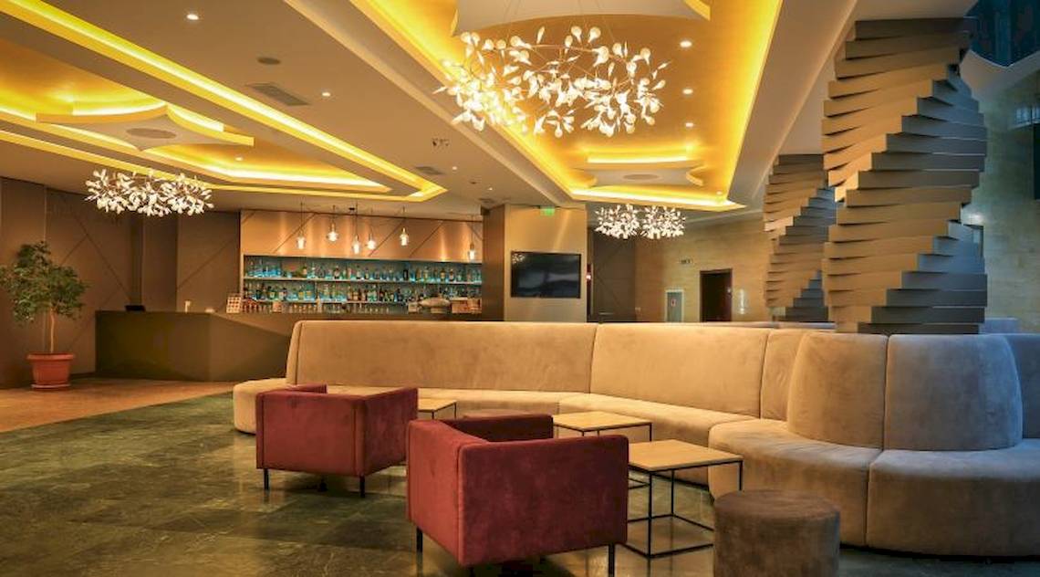 Lobby des Marina Grand Beach Hotels mit Bar, Couch und Möbeln.