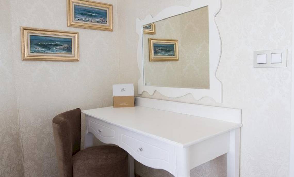 Schreibtisch und Spiegel im Zimmer des Marina Grand Beach Hotels.