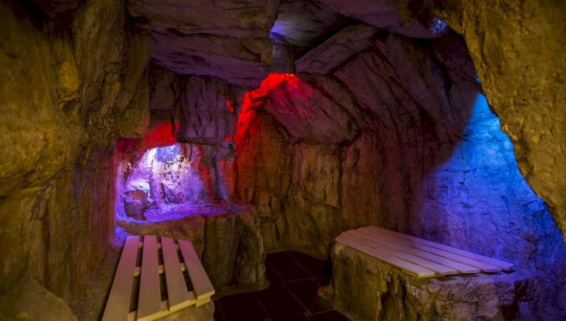 Innenansicht der Sauna im Marina Grand Beach Hotel mit roten und blauen Lichtern.
