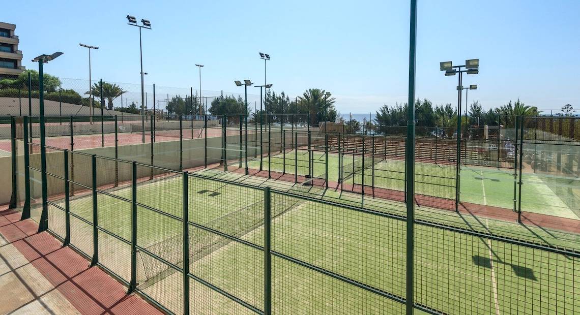 Tennisplatz im Barcelo Lanzarote Active Resort mit grünen Feldern und grünen Zäunen