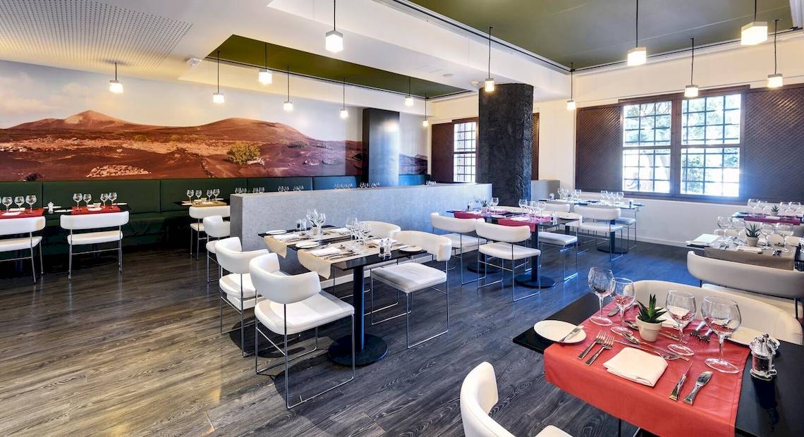 Innenbereich des Restaurants im Barcelo Lanzarote Active Resort mit gedeckten Tischen und Stühlen.