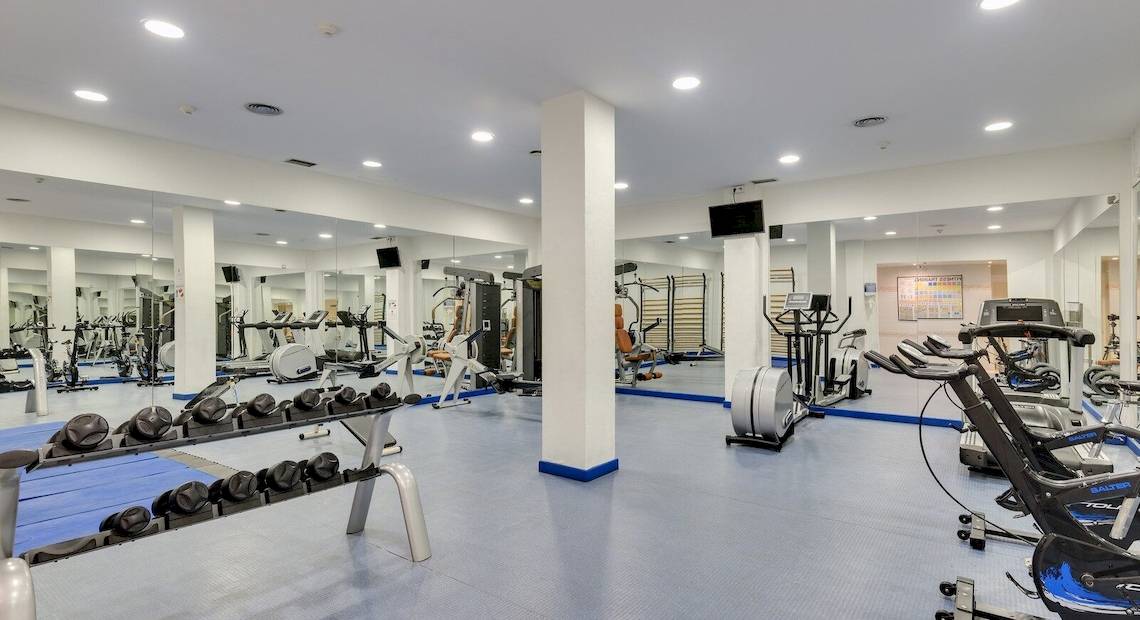 Fitnesscenter des Barcelo Lanzarote Active Resort mit vielen Geräten und Spiegeln