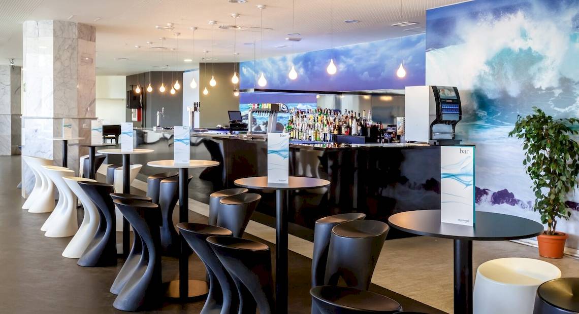 Innenansicht der Bar im Barcelo Lanzarote Active Resort Hotel mit Tischen und Stühlen