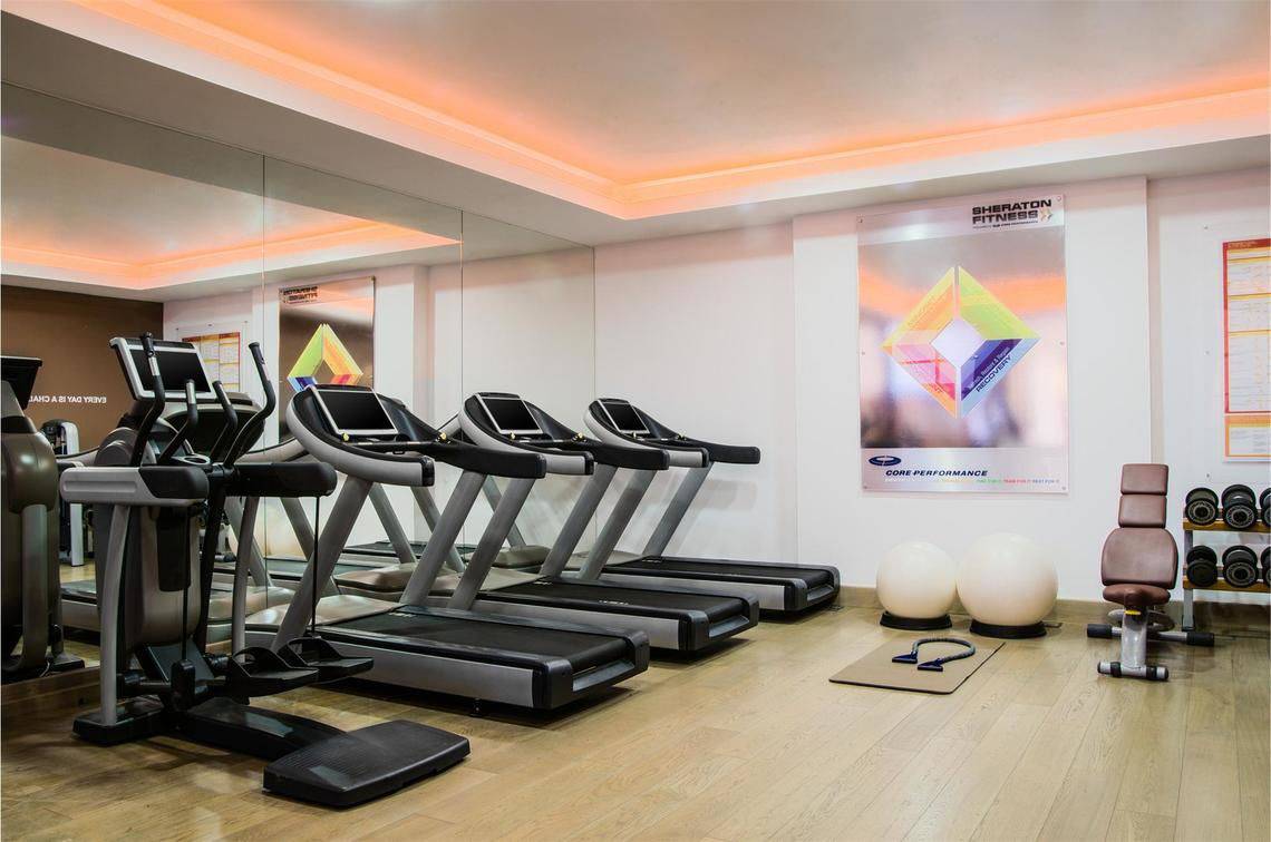 Fitnessstudio im Tivoli La Caleta Tenerife Resort mit mehreren Laufbändern und Trainingsgeräten.