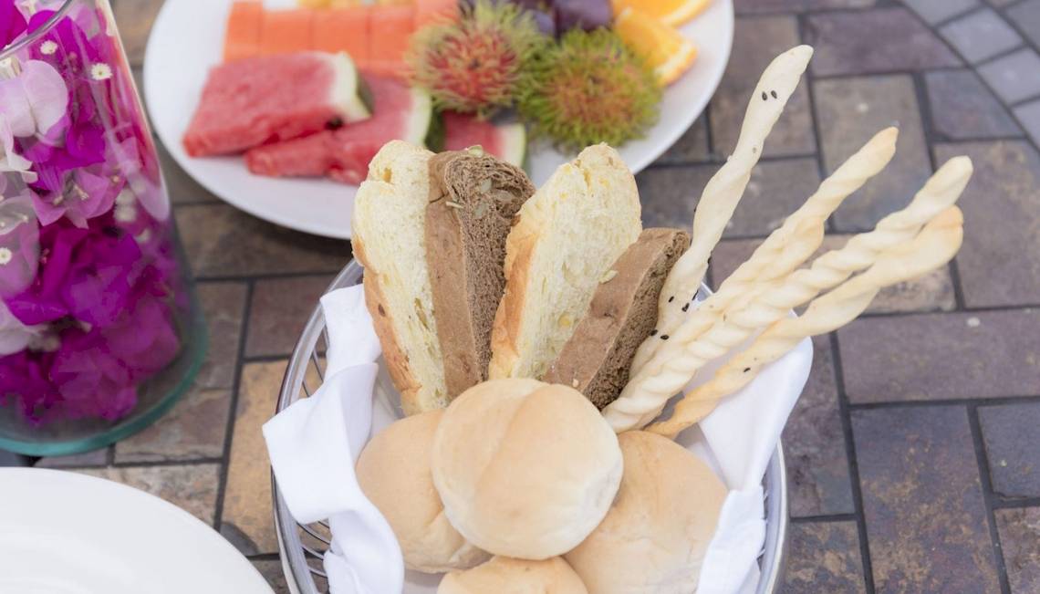 Frühstücksbuffet im Beyond Resort Krabi mit Brot, Brötchen, Früchten und Gebäck.