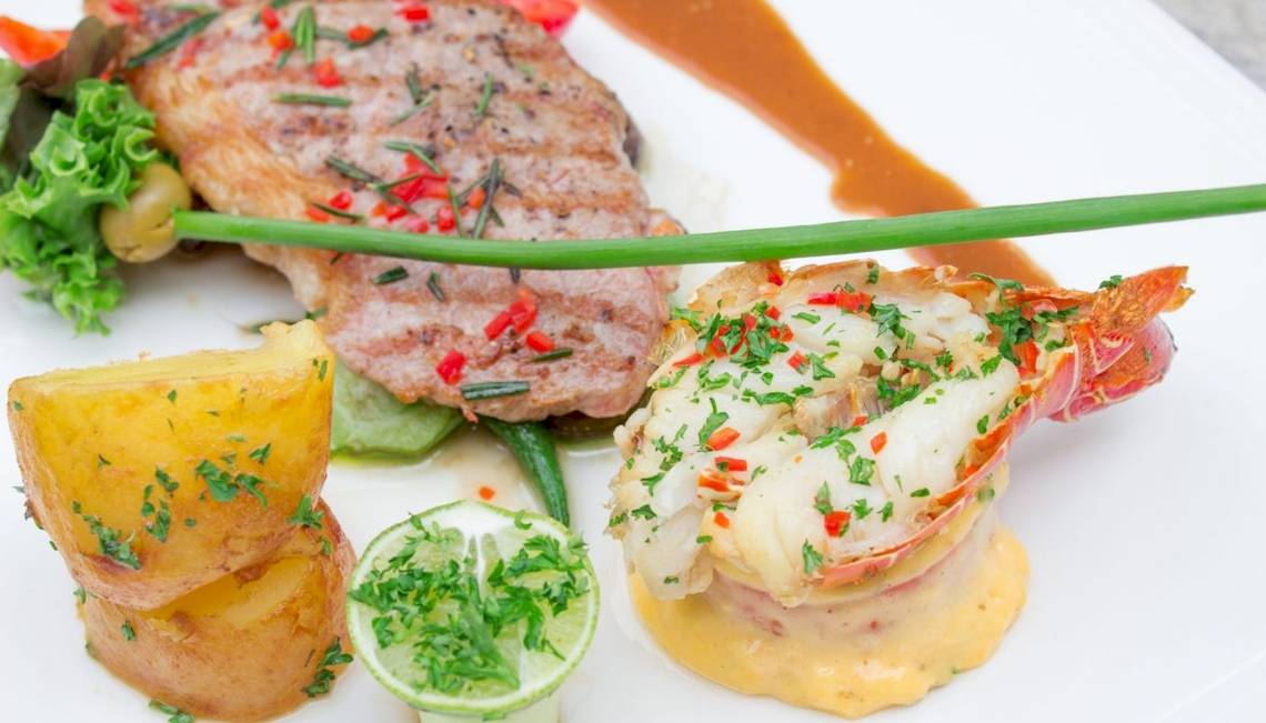Ein Teller mit gegrilltem Steak, Hummer, Kartoffeln und Gemüse im Beyond Resort Krabi.