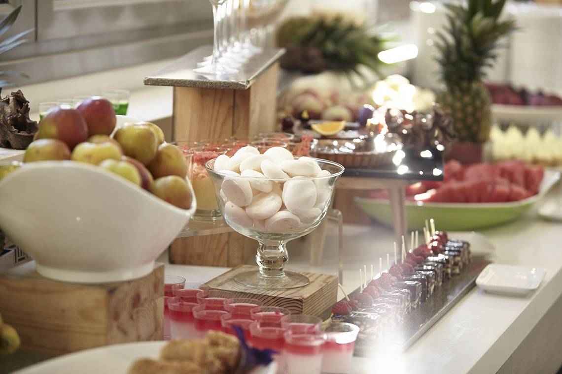 Buffet mit verschiedenen Desserts und Früchten im Louis St. Elias Resort & Waterpark.