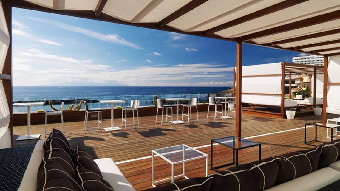 Außenterrasse des H10 Gran Tinerfe Hotel mit Blick auf das Meer, umgeben von modernen Möbeln und Pflanzen.