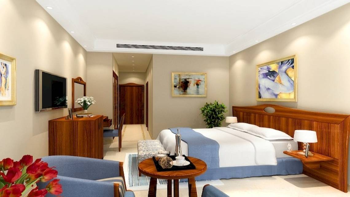 Hotelzimmer im Stella Gardens Resort & Spa Makadi Bay mit großem Bett, Schreibtisch und Fernseher.