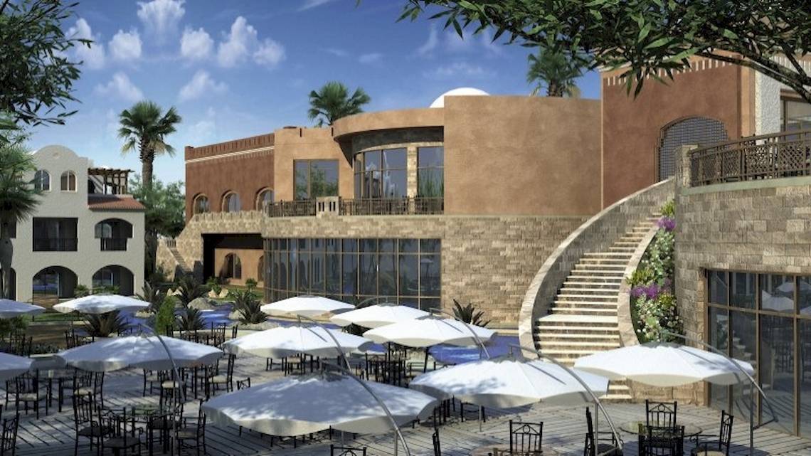 Außenbereich des Stella Gardens Resort & Spa Makadi Bay mit vielen weißen Sonnenschirmen und Tischen.