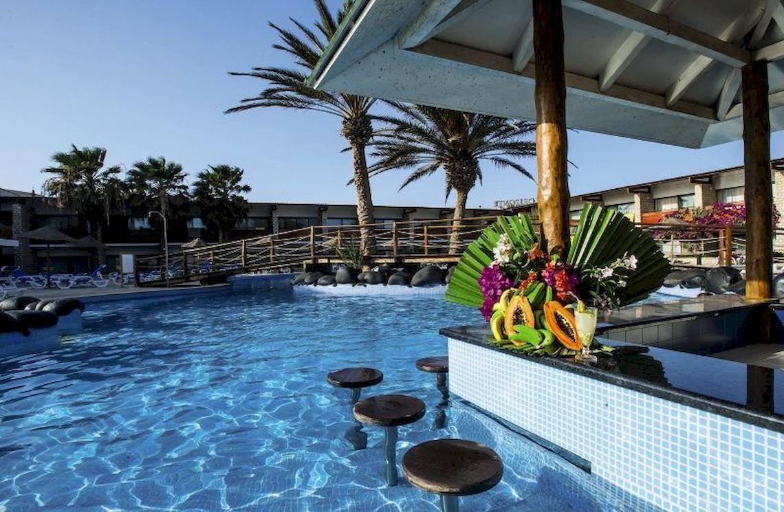 Poolbar des Oasis Belorizonte Hotels mit exotischen Früchten und Palmen im Hintergrund