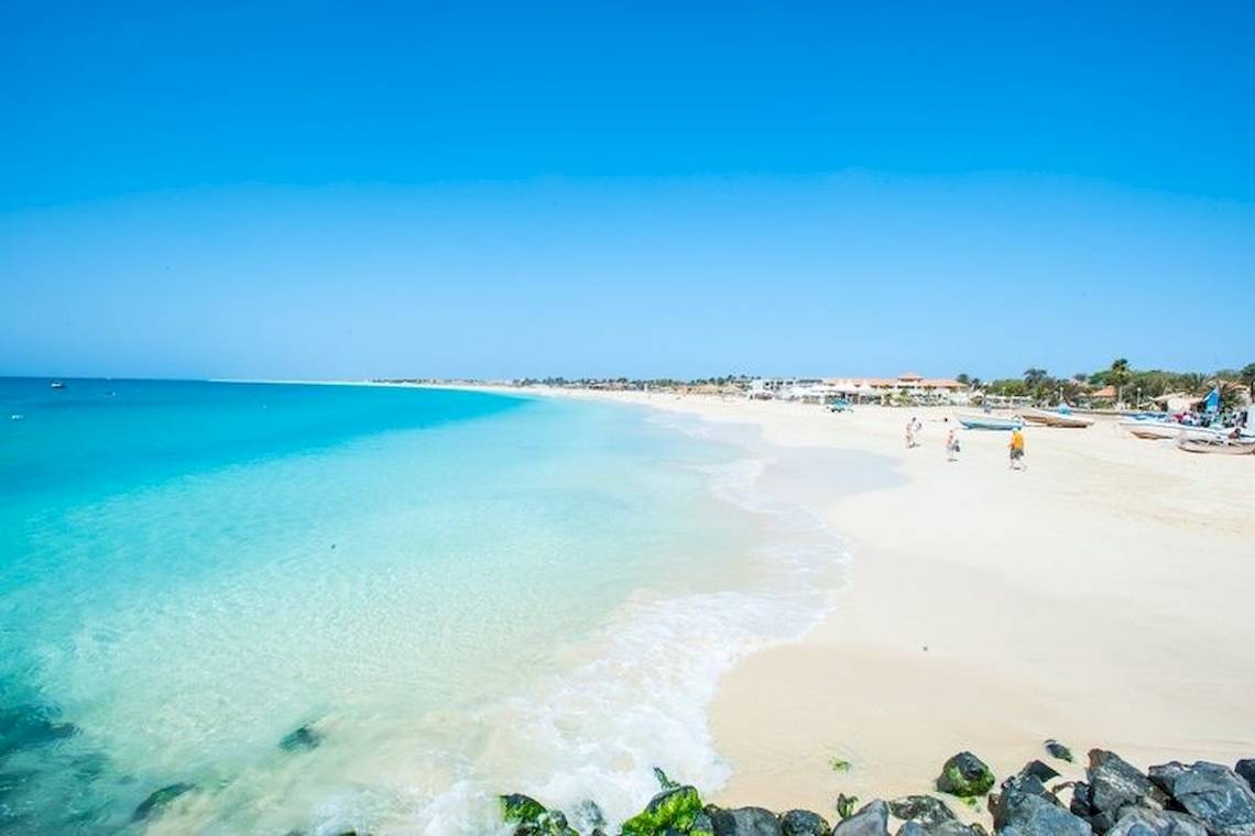 Strand des Oasis Belorizonte Hotels mit blauem Wasser und weißen Sand