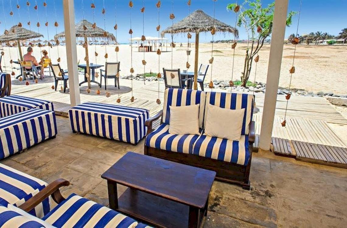 Außenbereich des Oasis Belorizonte Hotels mit Blick auf den Strand und bestuhlten Terrassen.