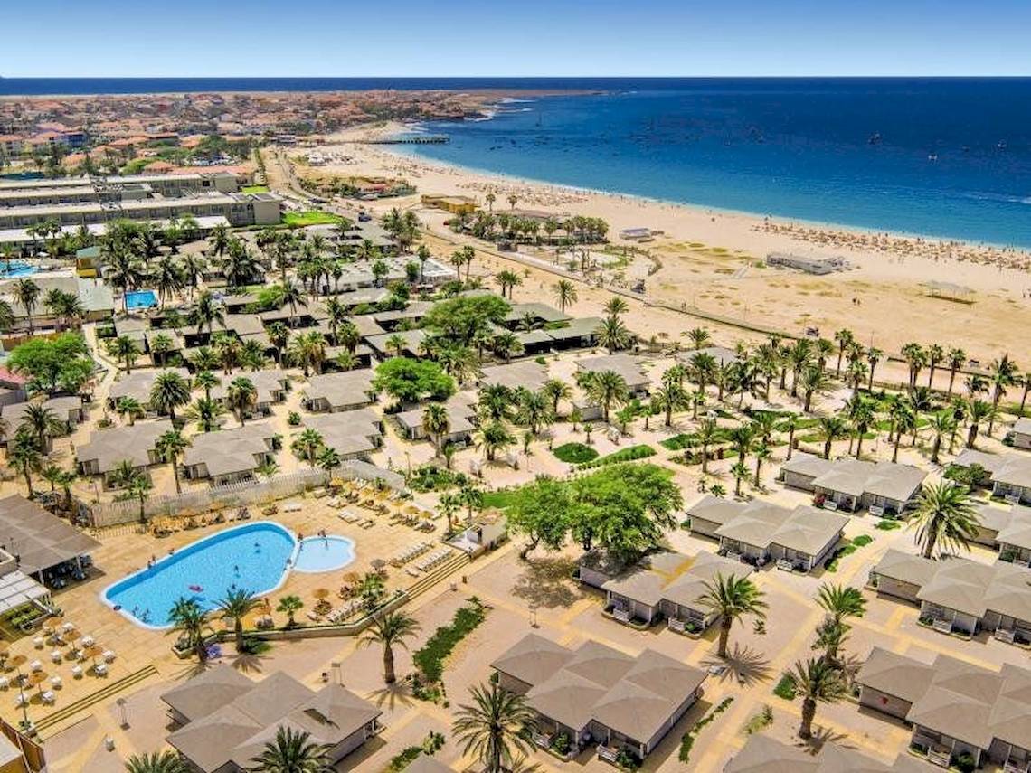 Luftaufnahme des Oasis Belorizonte Hotels mit Pool, Strand und Palmen
